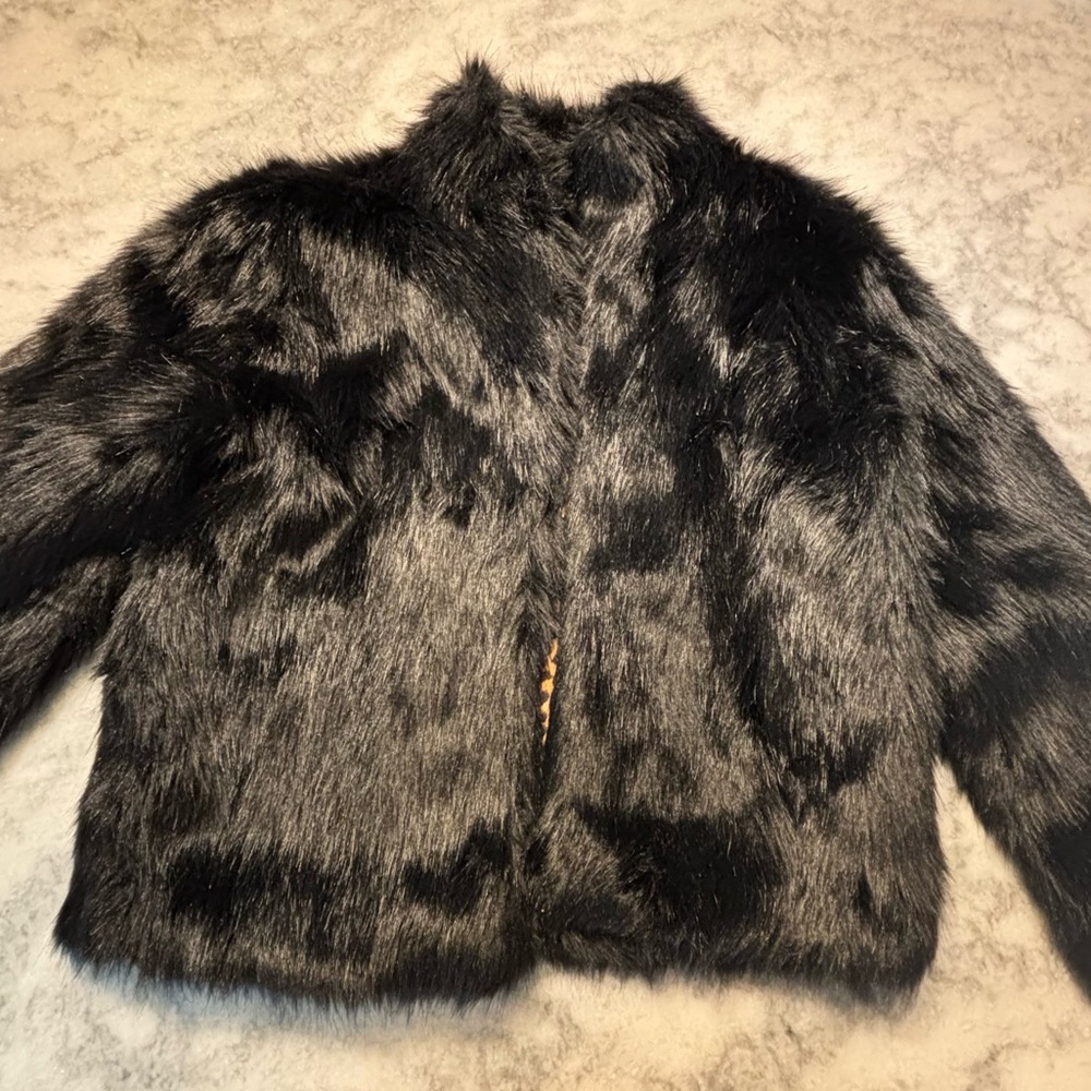 black furbulous fluffy coat 🖤